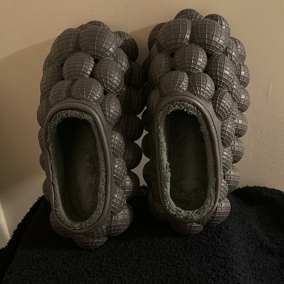 NWOT - Message Bubble Slides with Fur           (Color Black/Charcoal) - Picture 4 of 7